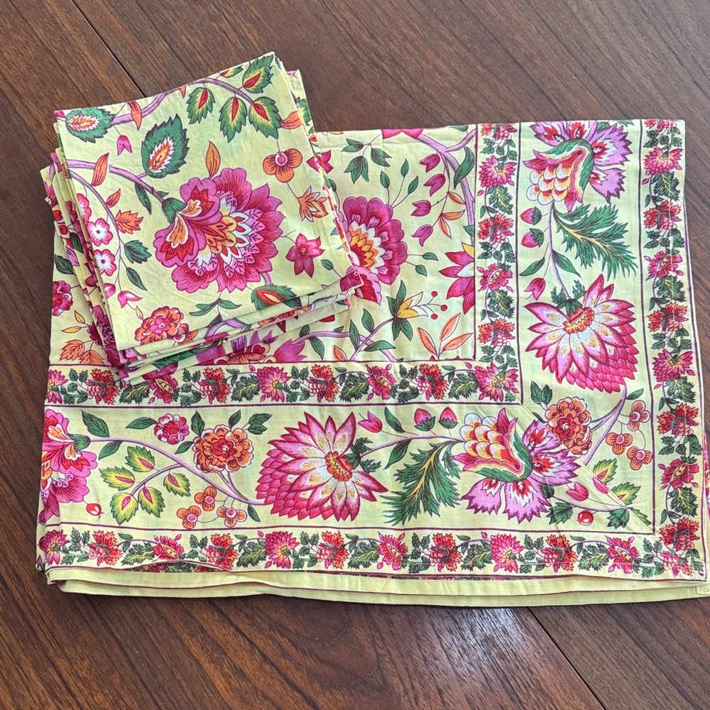 April Cornell Floral Tablecloth 63” x 84” and Eight Napkin Set LIKE NEW